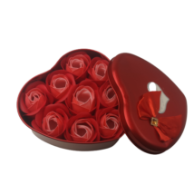 Színes szappanrózsák szív alakú, fémből készült díszdobozban - piros 