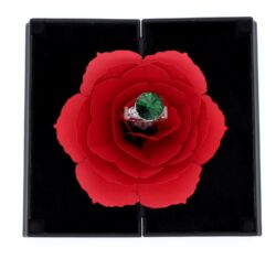 Piros rózsa gyűrűtartó - fekete díszdobozban
