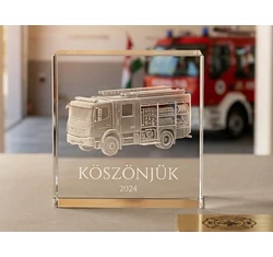 Döntött plakett 80*80*30mm - gravírozás egyedi szöveggel és képpel